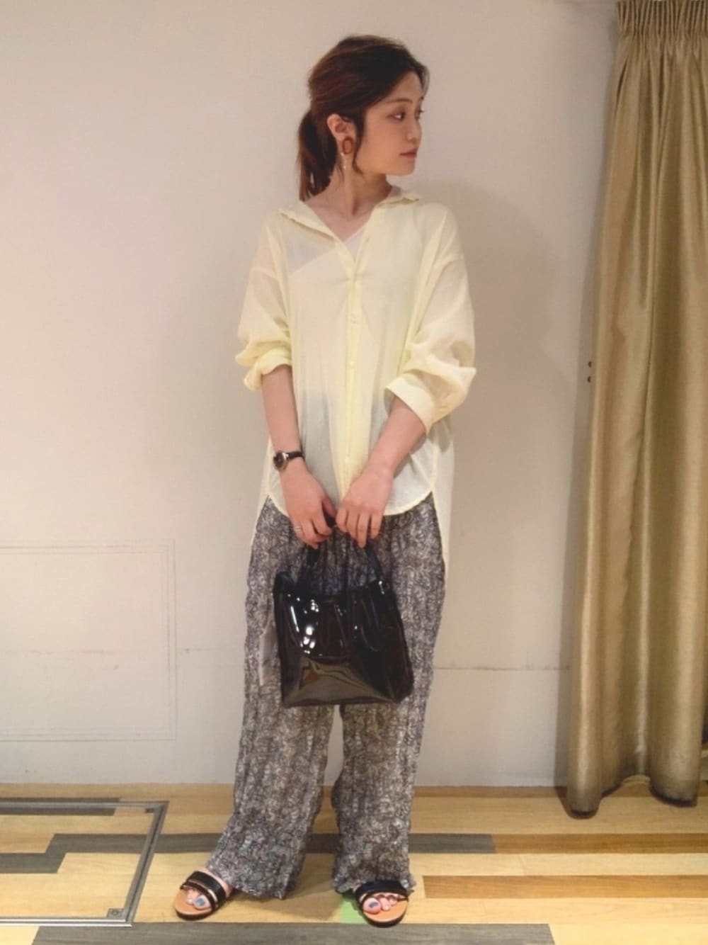 「夏、夏コーデ、お出かけコーデ、おしゃれさんと繋がりたい、トレンド、シアーシャツ、ペイズリー柄、Green Parks、グリーンパークス」｜「Green　Parksの・コンビストラップフラットサンダル＊★（サンダル、ブラック系）」を使った、tomo .さん（レディース・157cm）の夏コーディネートの1枚目の写真