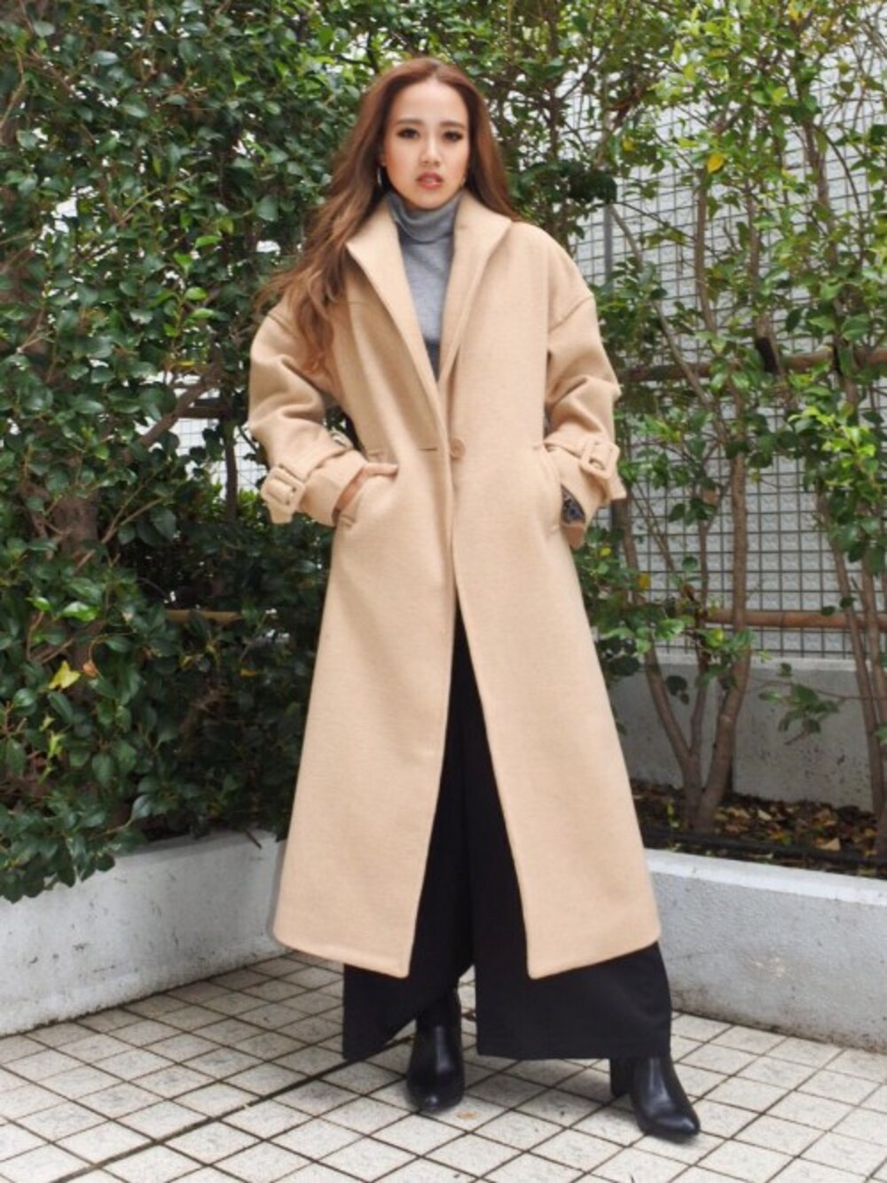 「コート、ニット、カジュアル、シンプル、ブラック、ベージュ、サロペット、タートルネック、ロングコート、ワイドパンツ」｜「EGOISTのショールカラーウールコート（その他アウター、ベージュ系）」を使った、RIKOさん（レディース・157cm）の秋コーディネートの1枚目の写真