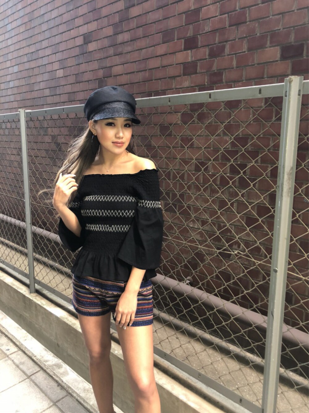 「ショートパンツ、刺繍、キャスケット、デート、おでかけ、オフショル、春コーデ、リゾートスタイル、EGOIST、スモッキング」｜「EGOISTのカラースモッキングトップ（トップス、ブラック系）」を使った、RIKOさん（レディース・157cm）の春コーディネートの1枚目の写真