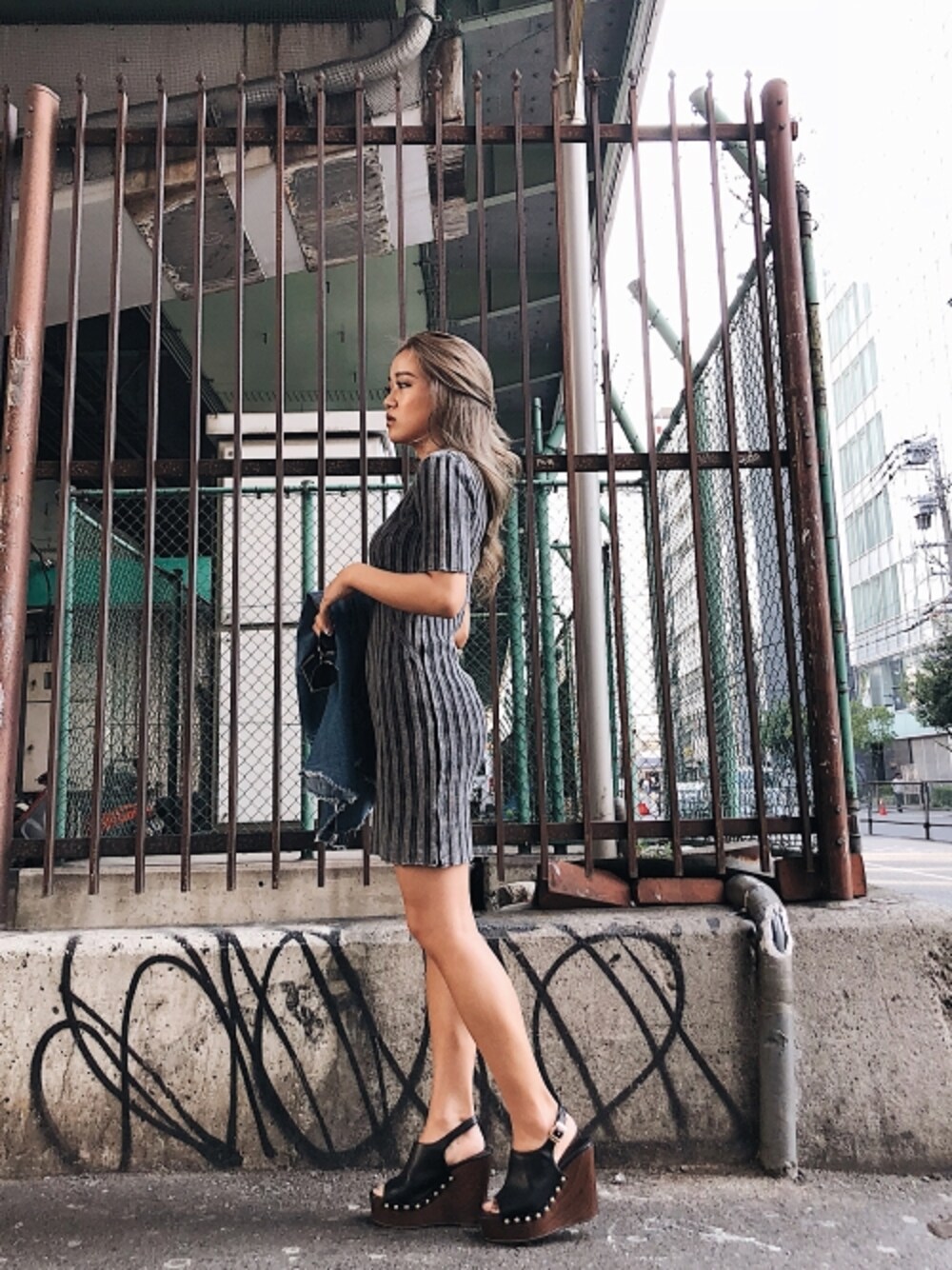 「ワンピース、シンプル、黒、デート、休日スタイル、サンダル、ootd、夏コーデ、オトナカジュアル」｜「EGOISTのストーンウォッシュタイトワンピース（ワンピース、ブラック系）」を使った、RIKOさん（レディース・157cm）の春コーディネートの1枚目の写真