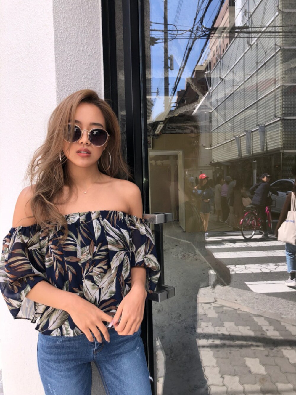 ブルー系のTシャツ/カットソーを着用したレディースの春コーディネートの1枚目の写真