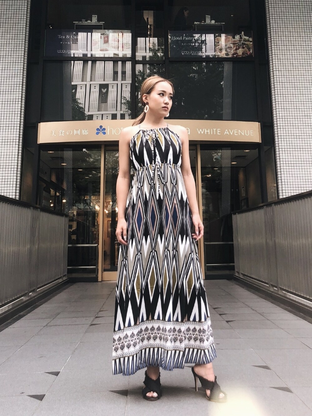 「ワンピース、サンダル、大人コーデ、ootd、夏コーデ、低身長、リゾートスタイル、マキシ丈ワンピース、ラクチンコーデ、オトナ女子」｜「EGOISTの総柄バックデザインマキシOP（ワンピース、イエロー系）」を使った、RIKOさん（レディース・157cm）の夏コーディネートの1枚目の写真