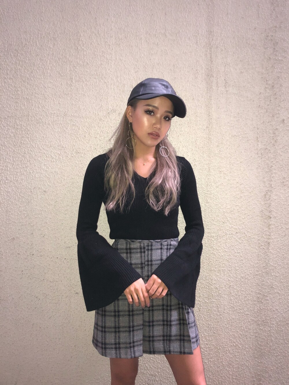 「秋コーデ、オトナ女子、大人ガーリー、ブラック、チェック、フレアスリーブ、グレンチェック」｜「EGOISTの袖切替フリルニット ＴＯＰ（ニット/セーター、ブラック系）」を使った、RIKOさん（レディース・157cm）の秋コーディネートの1枚目の写真