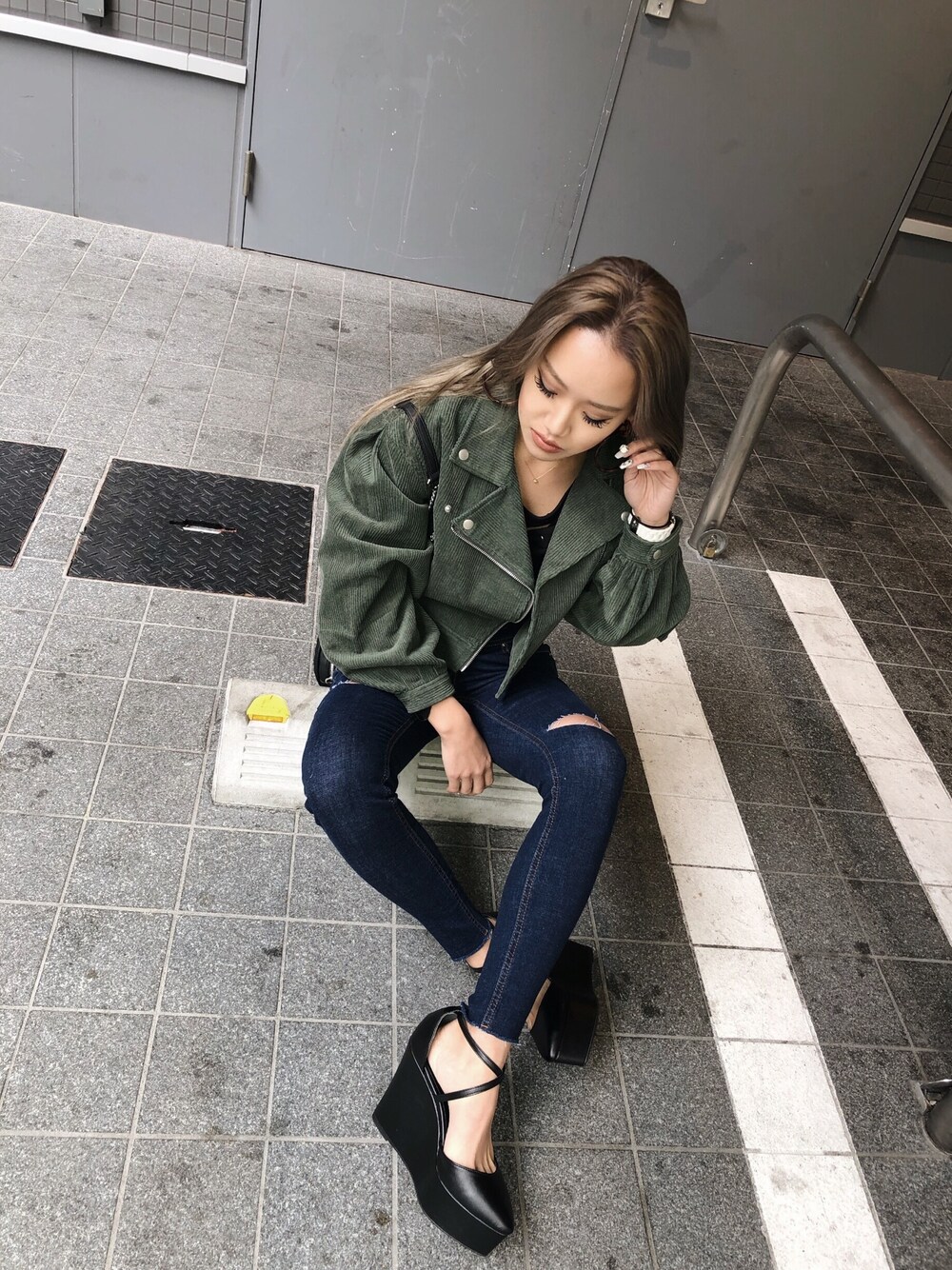 「カジュアル、デニム、ライダース、コーデュロイ、春コーデ」｜「EGOISTのコーデュロイショートライダースJK（ライダースジャケット、グリーン系）」を使った、RIKOさん（レディース・157cm）の冬コーディネートの1枚目の写真