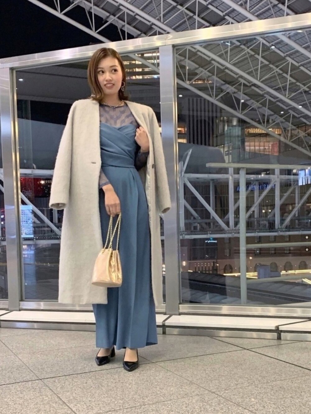 「ラグナムーン、ドレス、ブルー、パンツドレス、結婚式、謝恩会、レース、パーティースタイル、ドレスアップ、LAGUNAMOON(LAGUNAMOON)」｜「LAGUNAMOONのモヘヤシャギーロングコート（その他アウター、グレー系）」を使った、anriさん（レディース・162cm）の冬コーディネートの1枚目の写真