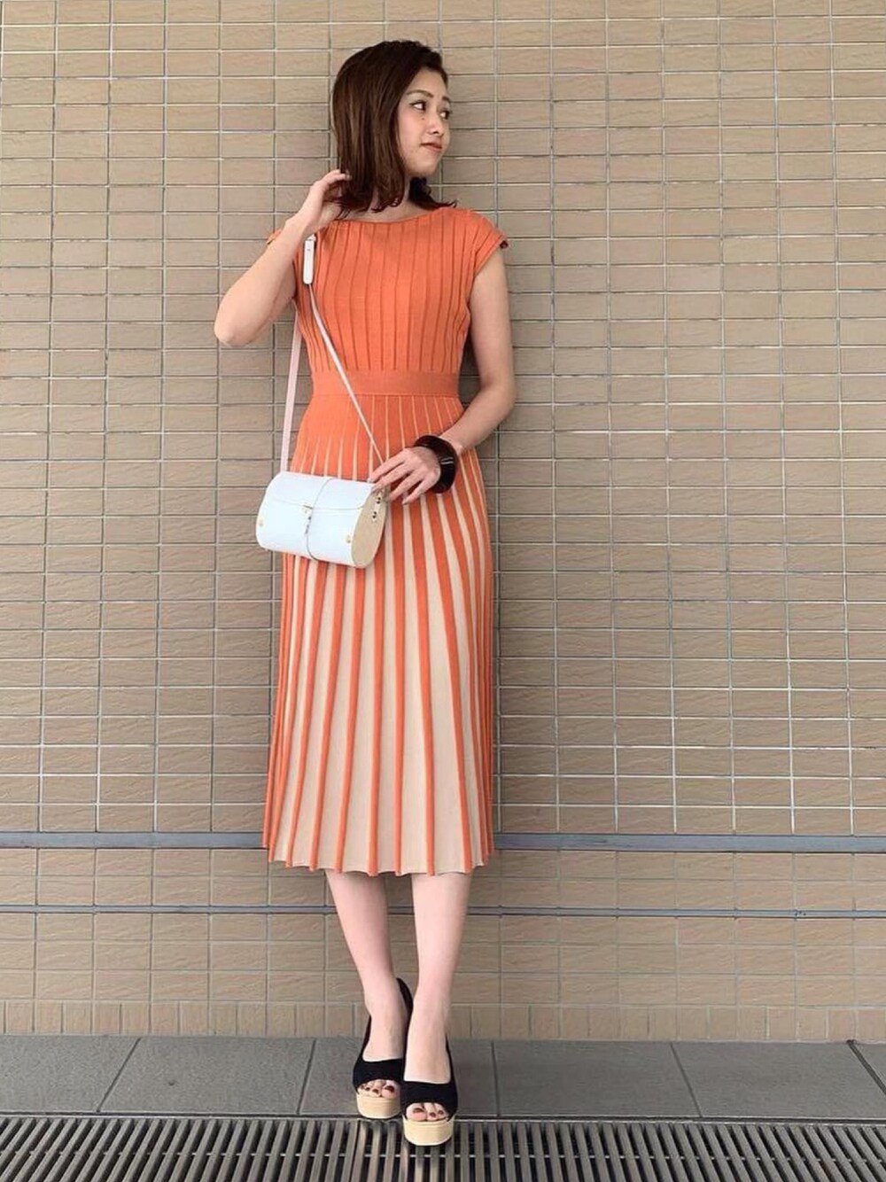 「ラグナムーン、ワンピース、春コーデ、デート、バイカラーワンピース、オトナ女子、女子会、LagunaMoon、ラクチンコーデ」｜「LAGUNAMOONのバイカラーリブニットワンピース（ワンピース、オレンジ系）」を使った、anriさん（レディース・162cm）の春コーディネートの1枚目の写真