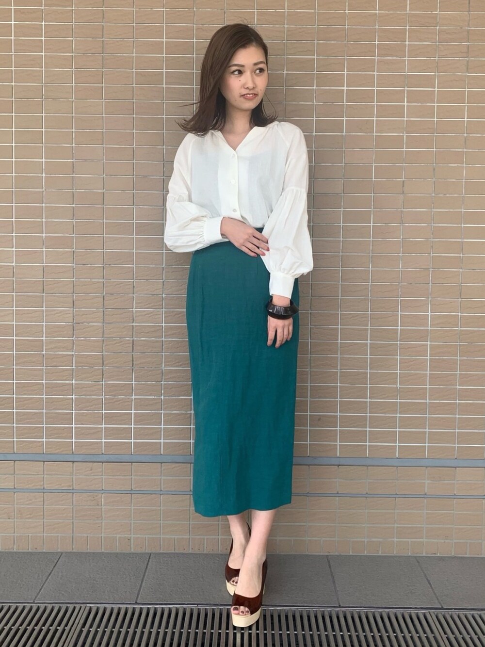 「ラグナムーン、ブラウス、タイトスカート、パンプス、オトナカジュアル、シンプルコーデ、グリーン、春、LagunaMoon」｜「LAGUNAMOONのバックスリットブラウス（シャツ/ブラウス、ホワイト系）」を使った、anriさん（レディース・162cm）の春コーディネートの1枚目の写真