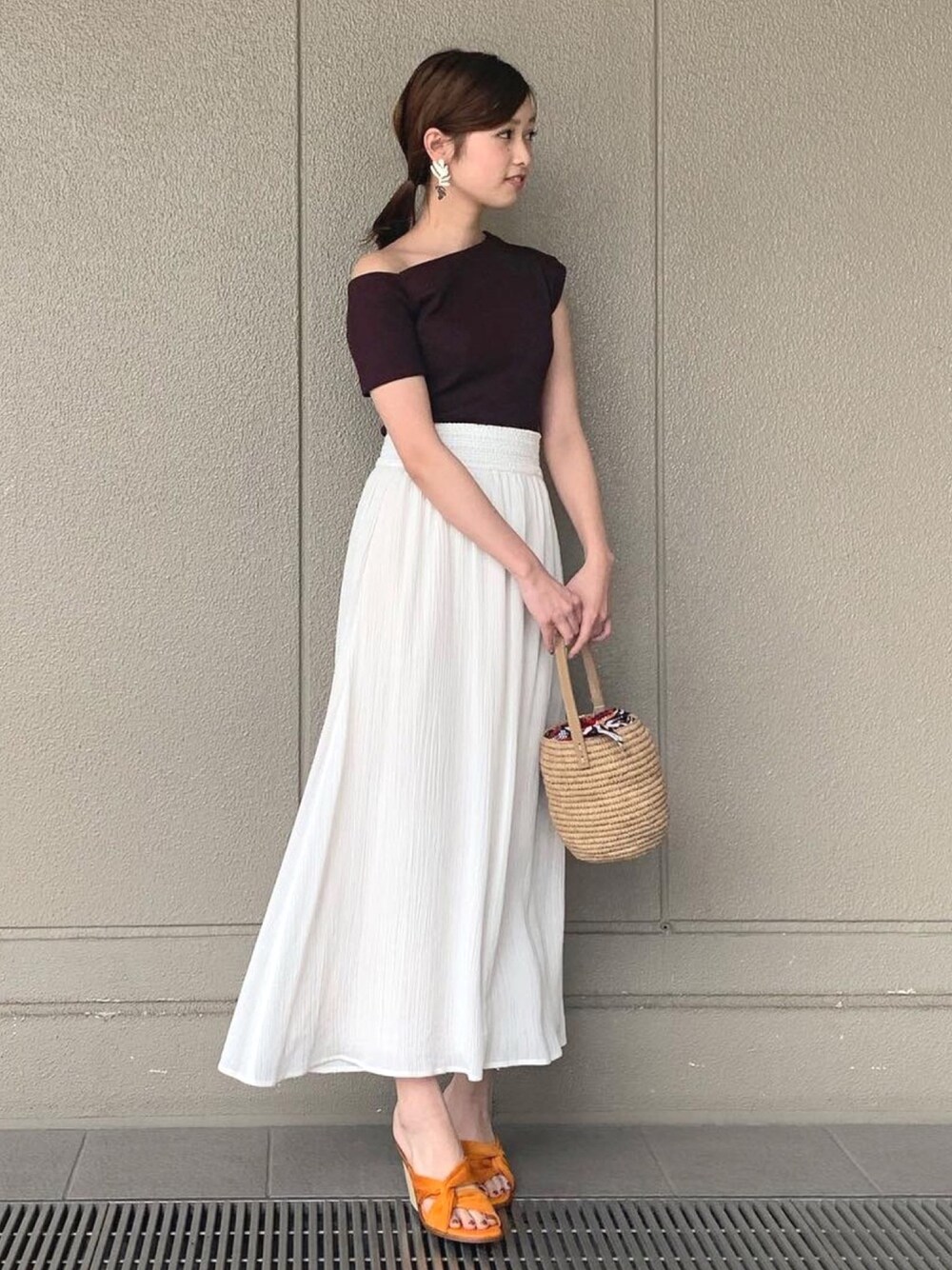 「ラグナムーン、スカート、ワンショルダー、ブラウン、かごバッグ、春夏コーデ、おでかけコーデ、オトナ女子、ootd、Laguna Moon」｜「LAGUNAMOONのリーフイヤリング（イヤリング、シルバー系）」を使った、anriさん（レディース・162cm）の春コーディネートの1枚目の写真