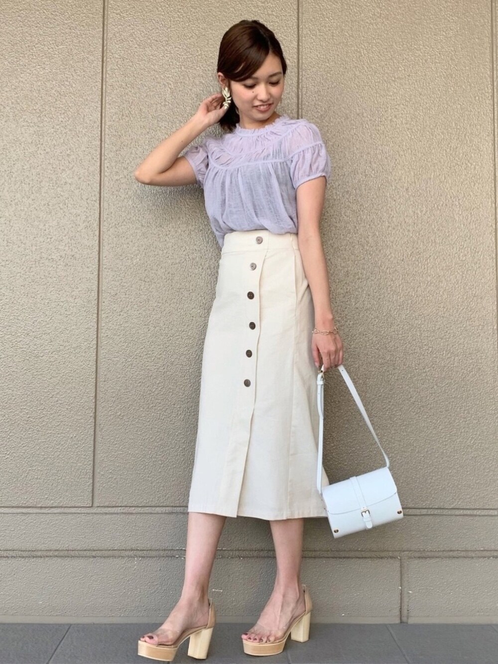 「ラグナムーン、タイトスカート、ラベンダー、ブラウス、シアー、春夏コーデ、フェミニン、オトナ女子、パステルカラー、Laguna Moon」｜「LAGUNAMOONのシアーギャザーブラウス（シャツ/ブラウス、パープル系）」を使った、anriさん（レディース・162cm）の春コーディネートの1枚目の写真