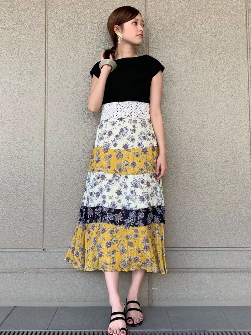 「ラグナムーン、オトナ女子、おでかけコーデ、フラワー柄、バイカラー、スカート、サンダル、ボートネック、２WAYトップス、Laguna Moon」｜「LAGUNAMOONのテレコ2wayネックTOPS（Tシャツ/カットソー、ブラック系）」を使った、anriさん（レディース・162cm）の春コーディネートの1枚目の写真