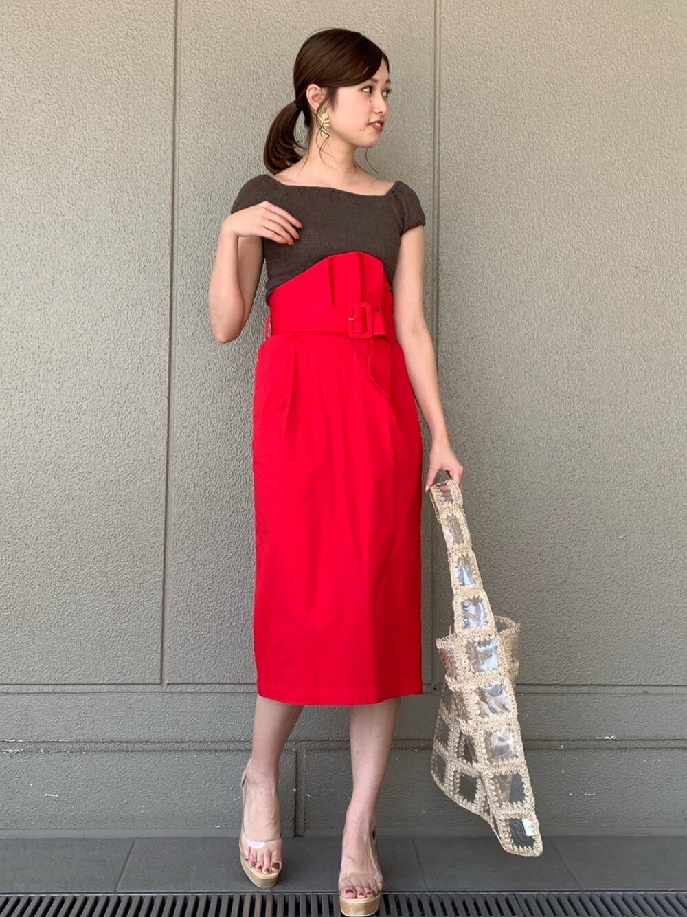 「ラグナムーン、カラースカート、ハイウエスト、クリアサンダル、春夏コーデ、大人カジュアル、おでかけコーデ、ootd、LAGUNAMOON(LAGUNAMOON)」｜「LAGUNAMOONのシャーリングオフショルダーブラウス（シャツ/ブラウス、ブラウン系）」を使った、anriさん（レディース・162cm）の春コーディネートの1枚目の写真