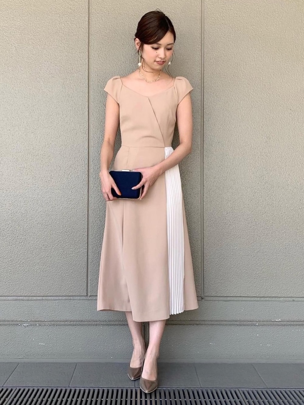 「ラグナムーン、カシュクール、ワンピース、プリーツ、結婚式、ドレス、ベージュ、お呼ばれスタイル、二次会コーデ、LAGUNAMOON(LAGUNAMOON)」｜「LAGUNAMOONのLADYスティックフェイクパールイヤリング（イヤリング、ホワイト系）」を使った、anriさん（レディース・162cm）の春コーディネートの1枚目の写真