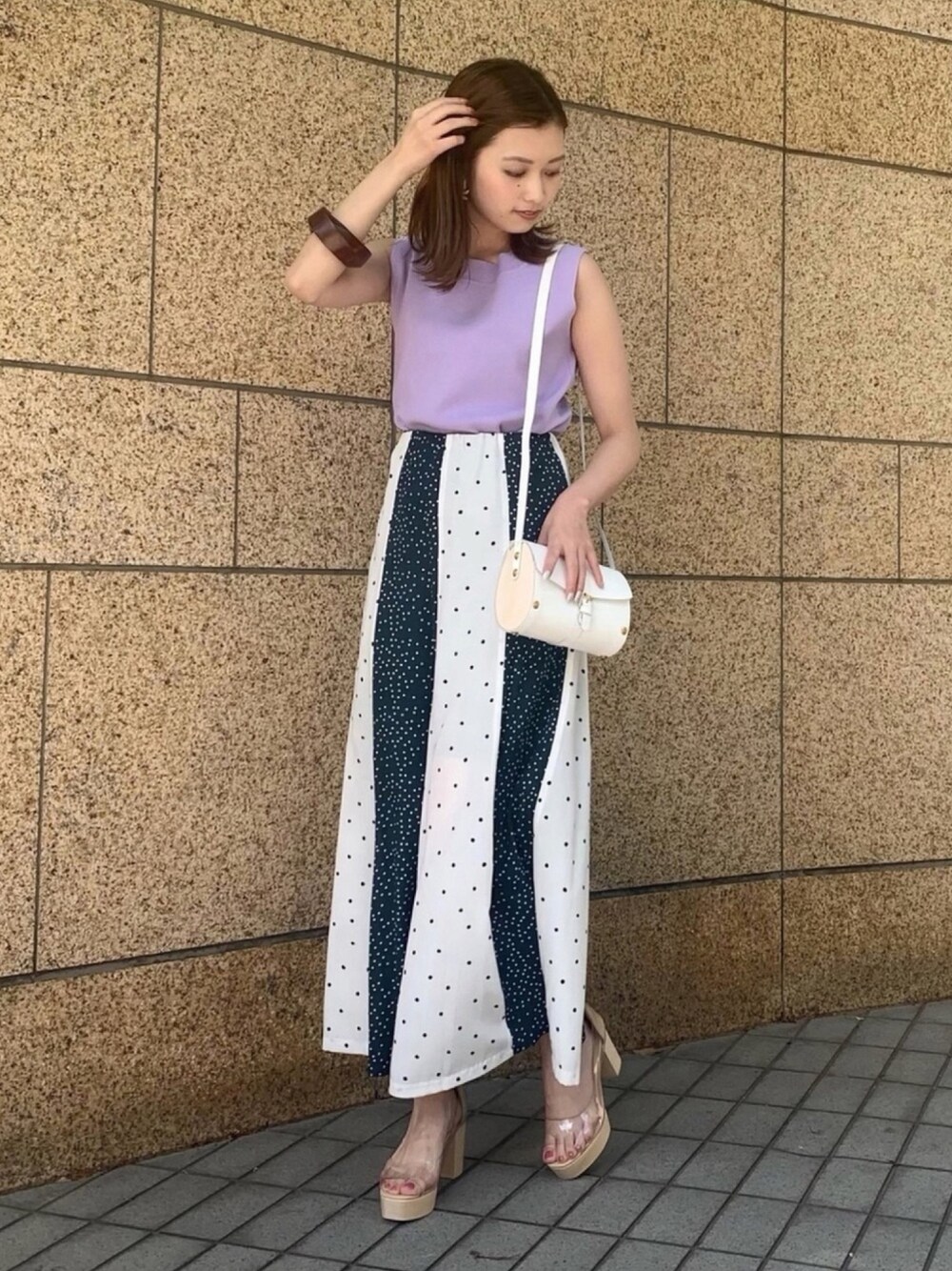 「ラグナムーン、カラーコーデ、休日スタイル、柄スカート、クリアサンダル、ラベンダー、夏コーデ、オトナ女子、LAGUNAMOON(LAGUNAMOON)」｜「LAGUNAMOONのミニマルノースリーブプルオーバー（ニット/セーター、パープル系）」を使った、anriさん（レディース・162cm）の春コーディネートの1枚目の写真