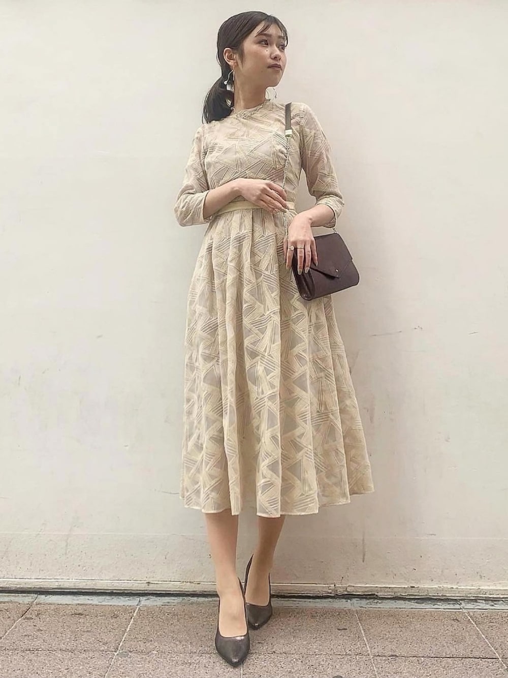 「結婚式、レースワンピース、ドレス、二次会、ラグナムーン、LAGUNAMOON(LAGUNAMOON)、お呼ばれスタイル、クリーム」｜「LAGUNAMOONのLADYフェイクパールスウィングピアス（ピアス（両耳用）、ゴールド系）」を使った、anriさん（レディース・162cm）の冬コーディネートの1枚目の写真