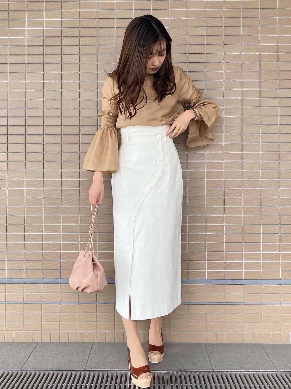 「オトナ女子、ブラウス、春コーデ、タイトスカート、オフィスカジュアル、ベージュ、ホワイト」｜「LAGUNAMOONのシアーカフフレアーブラウス（シャツ/ブラウス、ベージュ系）」を使った、anriさん（レディース・162cm）の冬コーディネートの1枚目の写真