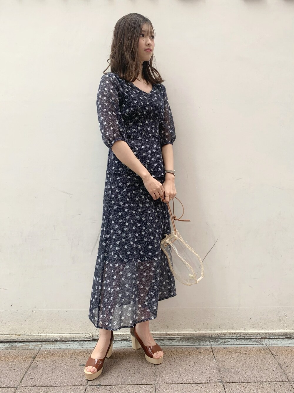 「春、セットアップ、オトナ女子、キレイめ、ラグナムーン、休日スタイル、花柄、LagunaMoon」｜「LAGUNAMOONのフラワーカシュクールブラウス（シャツ/ブラウス、ブルー系）」を使った、anriさん（レディース・162cm）の春コーディネートの1枚目の写真