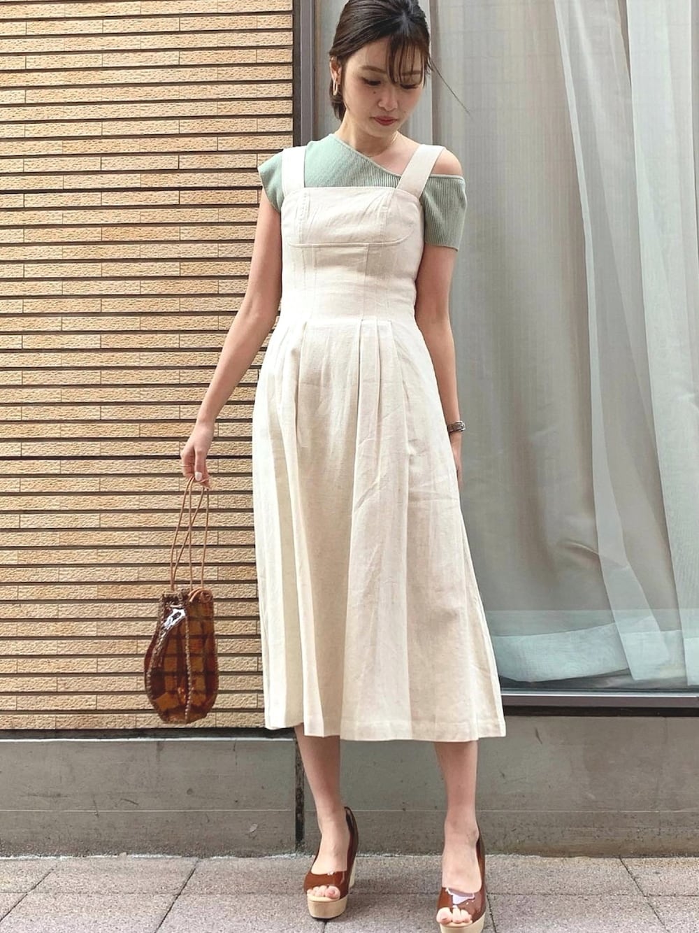 「春コーデ、ワンピース、リネン、ミントグリーン、オトナ女子、パステルカラー、デート、LagunaMoon」｜「LAGUNAMOONのワンショルダーアシンメトリースリーブニットプルオーバ（ニット/セーター、グリーン系）」を使った、anriさん（レディース・162cm）の春コーディネートの1枚目の写真