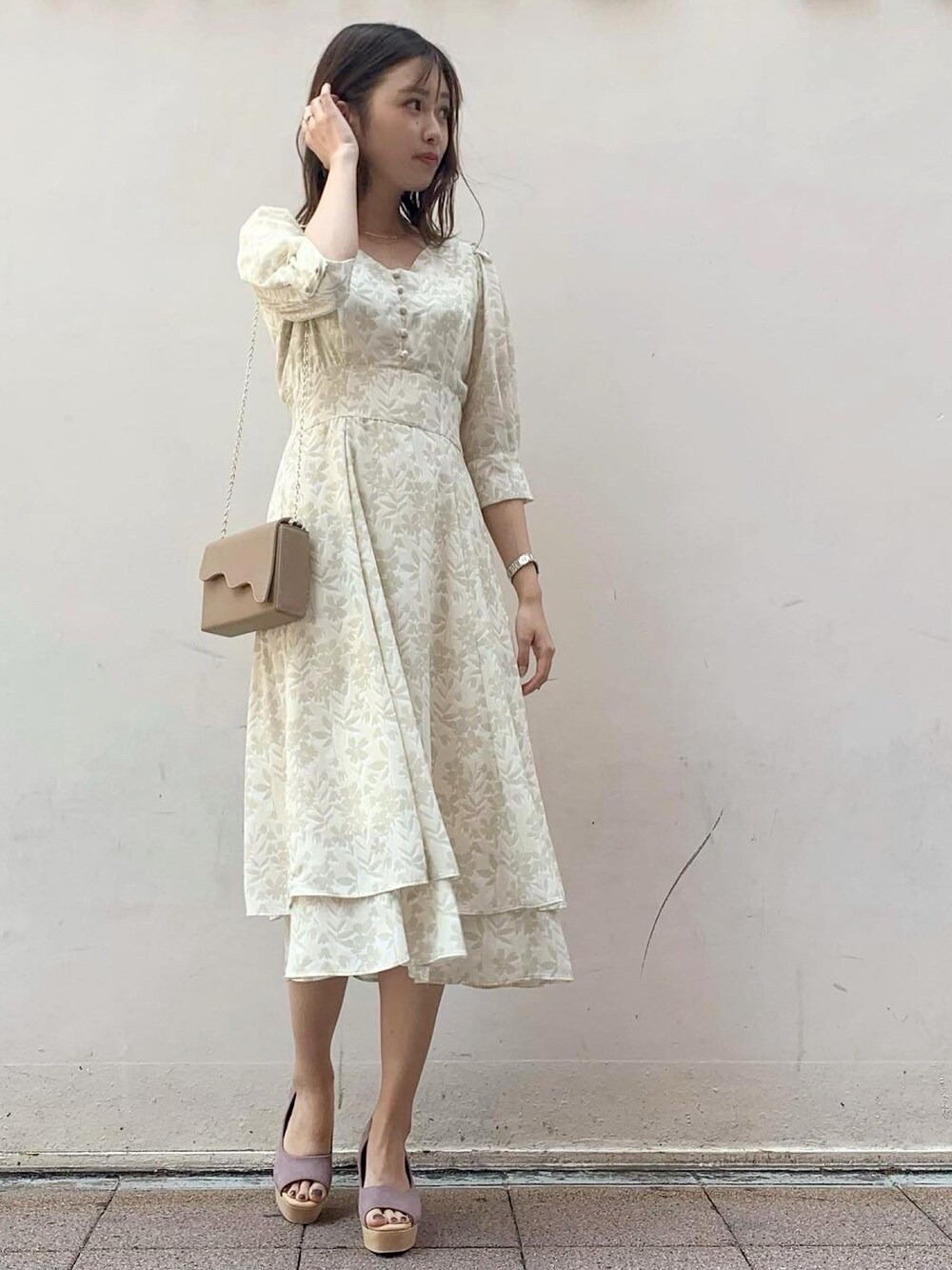 「ワンピース、大人女子、パフスリーブ、ラグナムーン、花柄、ベージュ、きれいめワンピース、LagunaMoon」｜「LAGUNAMOONのModernミックスフラワーレイヤードワンピース（ワンピース、ベージュ系）」を使った、anriさん（レディース・162cm）の春コーディネートの1枚目の写真
