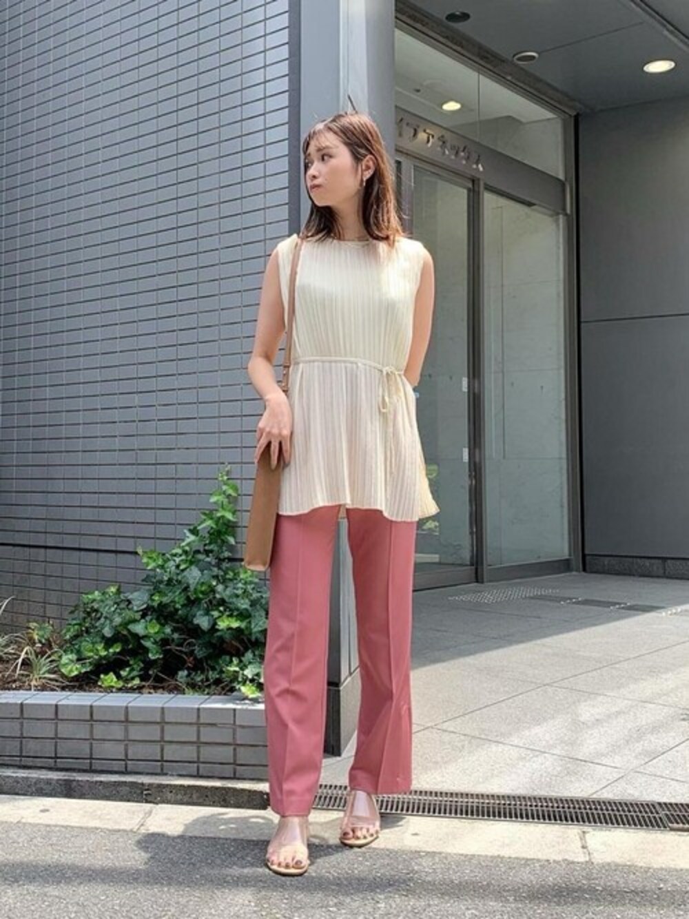 「ブラウス、ピンク、ウエストマーク、プリーツ、きれいめカジュアル、パンツスタイル、夏コーデ、ラグナムーン、オトナ女子、ランダムプリーツ」｜「LAGUNAMOONのランダムプリーツブラウス（シャツ/ブラウス、ホワイト系）」を使った、anriさん（レディース・162cm）の夏コーディネートの1枚目の写真