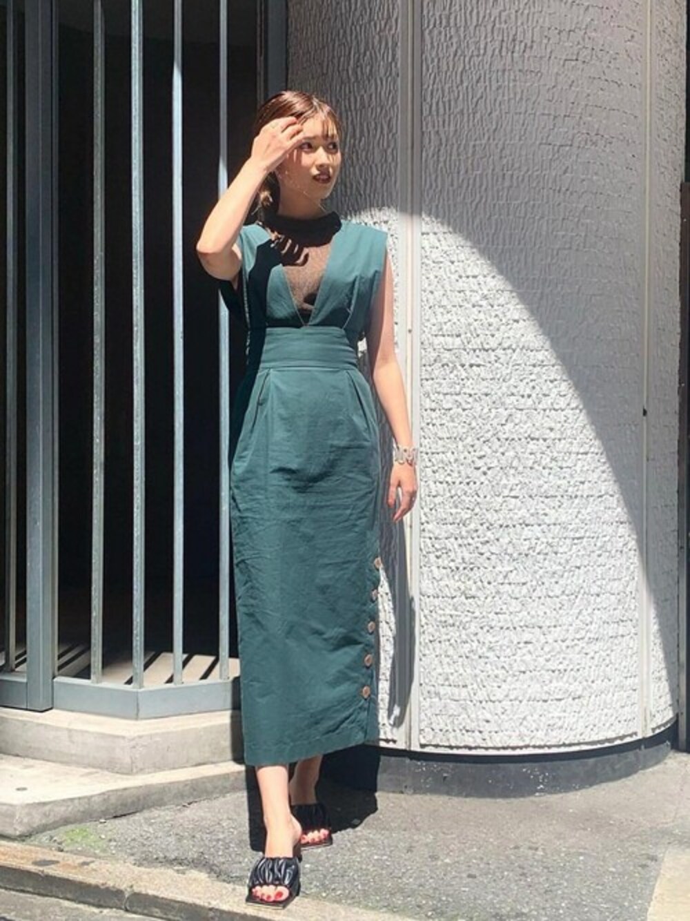 「ブラウス、グリーン、ジャンスカ、ブラウン、ジャンパースカート、夏コーデ、着回しコーデ、ラグナムーン、オトナ女子」｜「LAGUNAMOONのサイドデザインボタンジャンパースカート（スカート、グリーン系）」を使った、anriさん（レディース・162cm）の夏コーディネートの1枚目の写真
