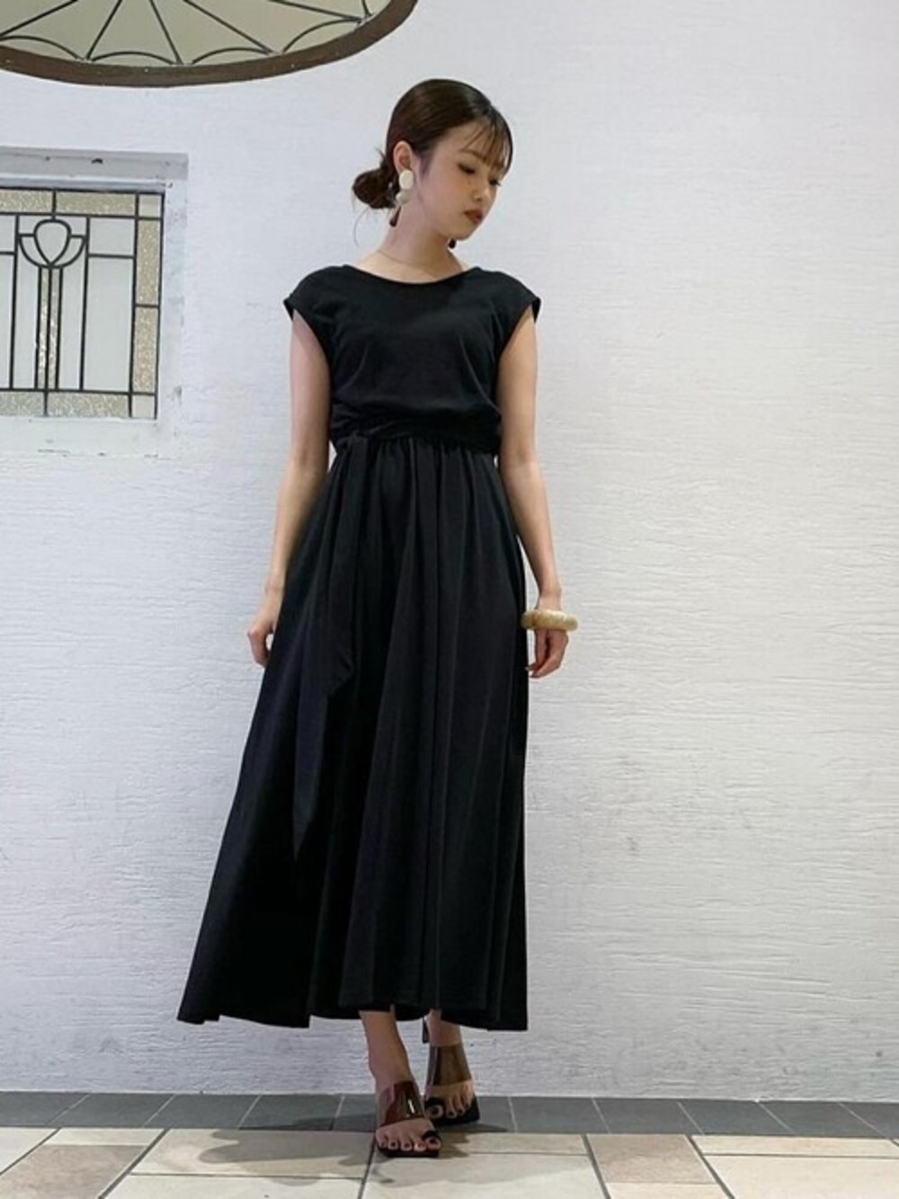 「カットソー、ワンピース、ブラック、夏、オールブラック、リラックススタイル、夏コーデ、カットソーワンピース、162cm」｜「LAGUNAMOONのバックカッティングワンピース（ワンピース、ブラック系）」を使った、anriさん（レディース・162cm）の夏コーディネートの1枚目の写真