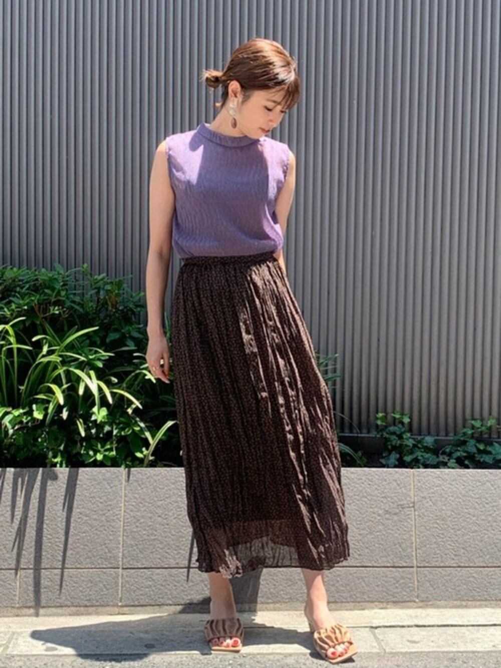 「ブラウス、スカート、きれいめコーディネート、ブラウン、パープル、夏コーデ、花柄スカート、ラグナムーン、オトナ女子、ブラウスコーデ」｜「LAGUNAMOONのシアーワッシャーブラウス（シャツ/ブラウス、パープル系）」を使った、anriさん（レディース・162cm）の夏コーディネートの1枚目の写真