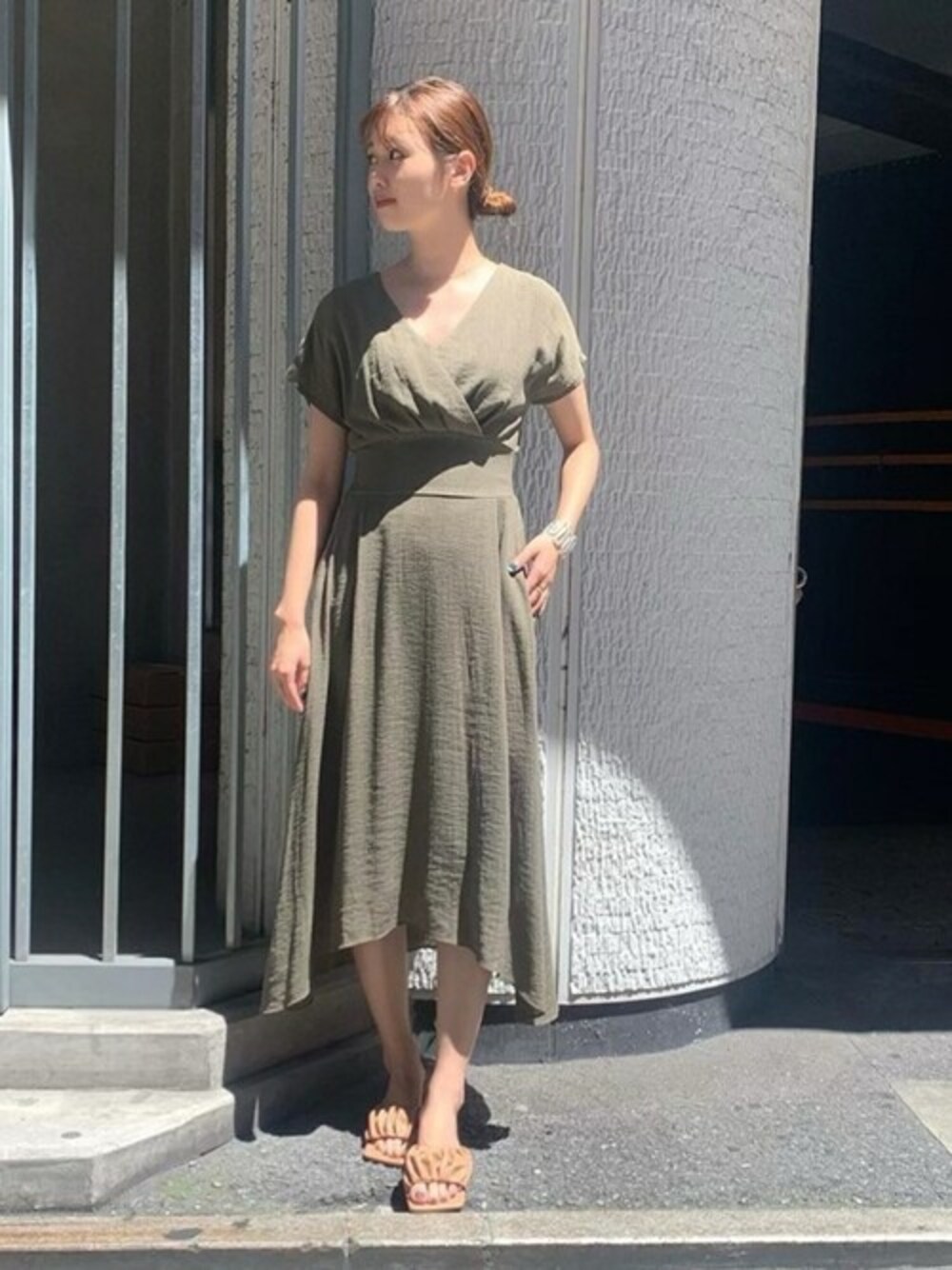 「ワンピース、カーキ、サンダル、夏コーデ、ラグナムーン、オトナ女子、楊柳」｜「LAGUNAMOONの楊柳カシュクールワンピース（ワンピース、グリーン系）」を使った、anriさん（レディース・162cm）の秋コーディネートの1枚目の写真