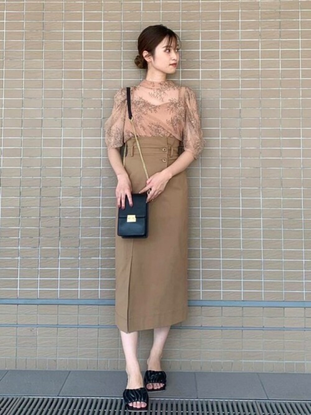 「タイトスカート、ワントーンコーデ、ベージュ、レース、ブラウン、ラグナムーン、レースブラウス、オトナガーリー、オトナ女子」｜「LAGUNAMOONのスタンドカラーレースブラウス（シャツ/ブラウス、ブラウン系）」を使った、anriさん（レディース・162cm）の秋コーディネートの1枚目の写真