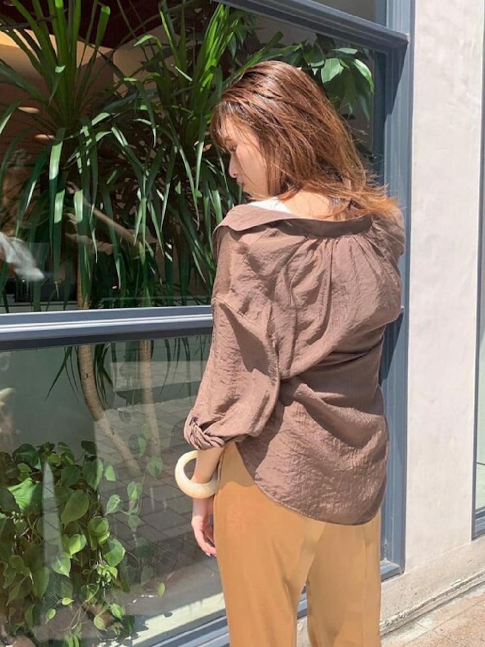 「ブラウン、サテンパンツ、シャツスタイル、羽織り、夏コーデ、ラグナムーン、オトナカジュアル、秋コーデ、オトナ女子」｜「LAGUNAMOONの2WAYシアーシャツ（シャツ/ブラウス、ブラウン系）」を使った、anriさん（レディース・162cm）の秋コーディネートの1枚目の写真