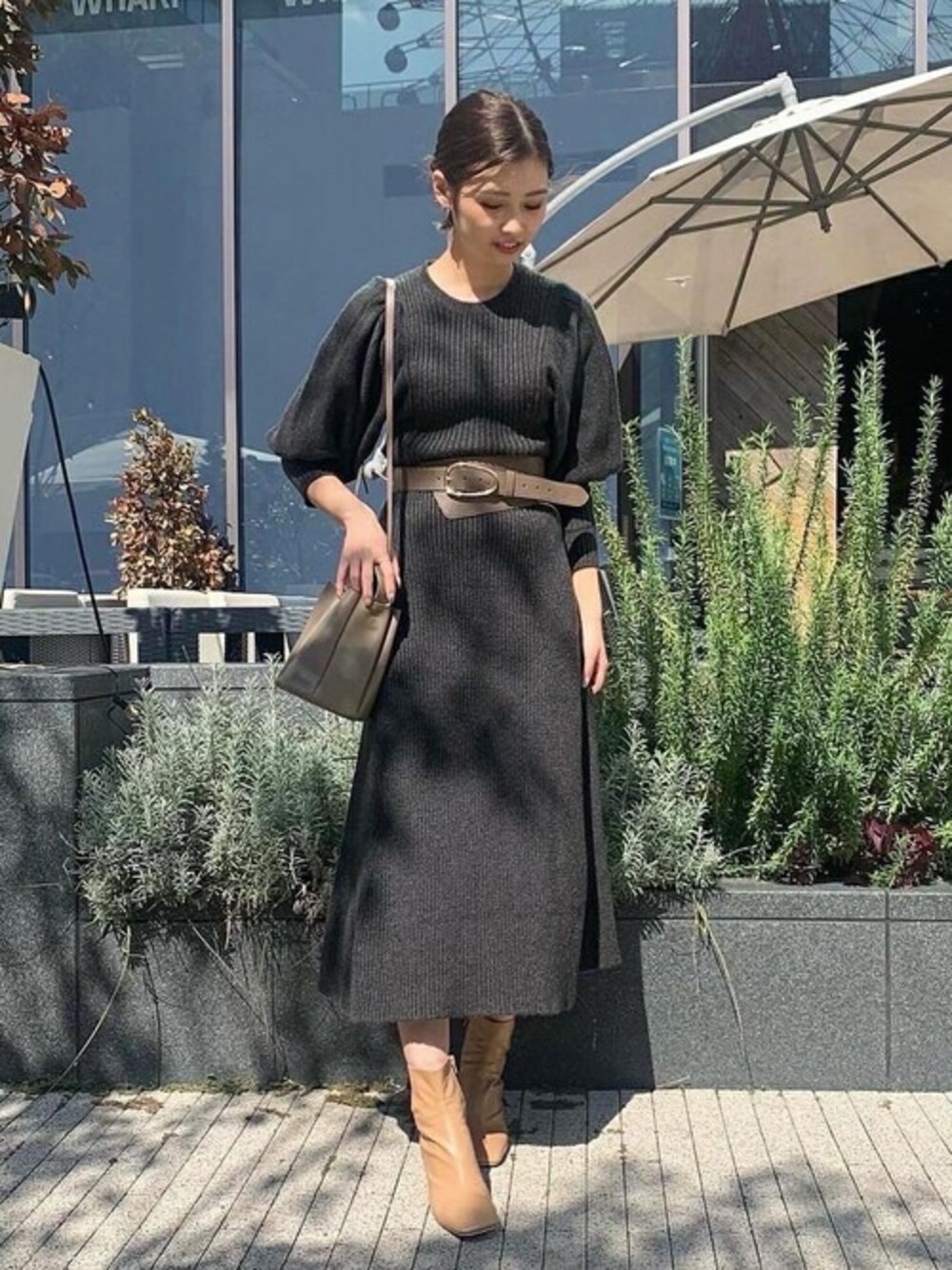 「ワンピース、ブーツ、ニットワンピース、デート、ベルト、デートスタイル（WOMEN）、スタイルアップ、ラグナムーン、秋コーデ、オトナ女子」｜「LAGUNAMOONのボレロスリーブニットワンピース（ワンピース、グレー系）」を使った、anriさん（レディース・162cm）の秋コーディネートの1枚目の写真