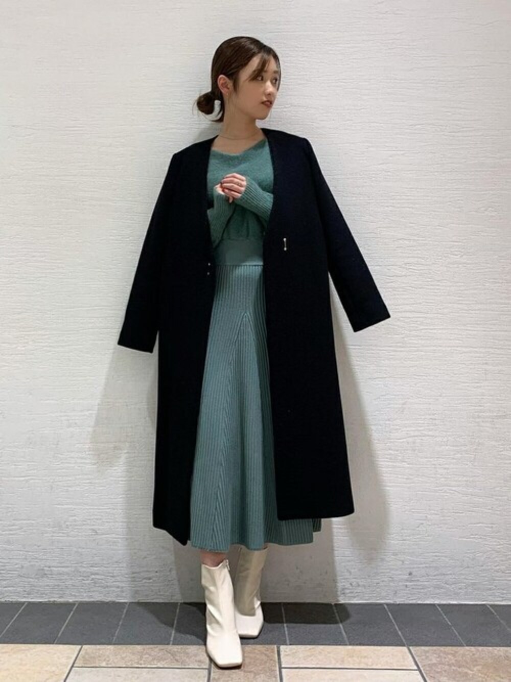 「ワンピース、ブラック、グリーン、冬コーデ、ニットワンピース、ロングコート、ノーカラーコート、デートスタイル（WOMEN）、ラクーンニット、オトナ女子」｜「LAGUNAMOONのドッキングフレアーラクーンワンピース（ワンピース、グリーン系）」を使った、anriさん（レディース・162cm）の秋コーディネートの1枚目の写真