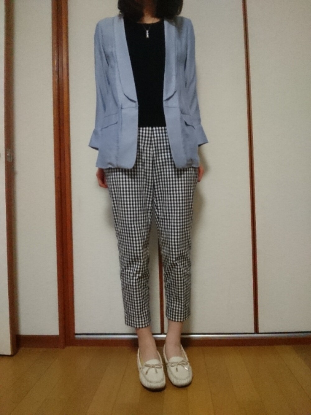 「Apuweiser-richeのカットソー（Tシャツ/カットソー、ブラック系）」を使った、玲さん（レディース・160cm）の春コーディネートの1枚目の写真