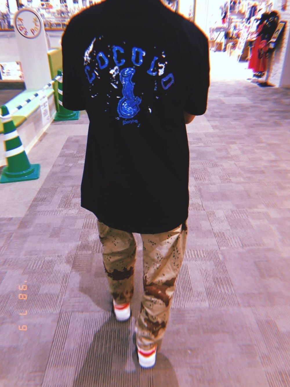「シンプル、古着、スニーカーコーデ、ベージュ、プチプラ、ストリート、ootd、ブラック、オーバーサイズ、Tシャツ」｜「CocoloBlandのアイテム（Tシャツ/カットソー、ブラック系）」を使った、たんくさん（メンズ・170cm）の夏コーディネートの1枚目の写真