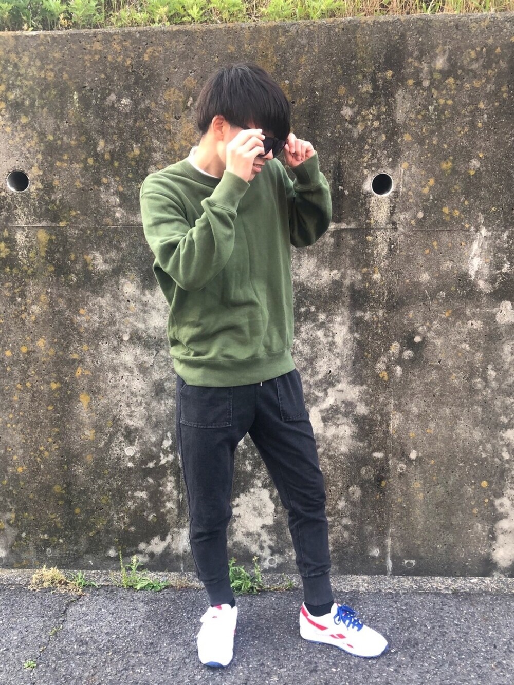 「シンプル、休日コーデ、プチプラ、ootd、お洒落さんとつながりたい、オーバーサイズ、GU、ユニクロ、デニムパンツ、大人カジュアル」｜「UNIQLOのスウェットシャツ（長袖）（パーカー、グリーン系）」を使った、たんくさん（メンズ・170cm）の春コーディネートの1枚目の写真