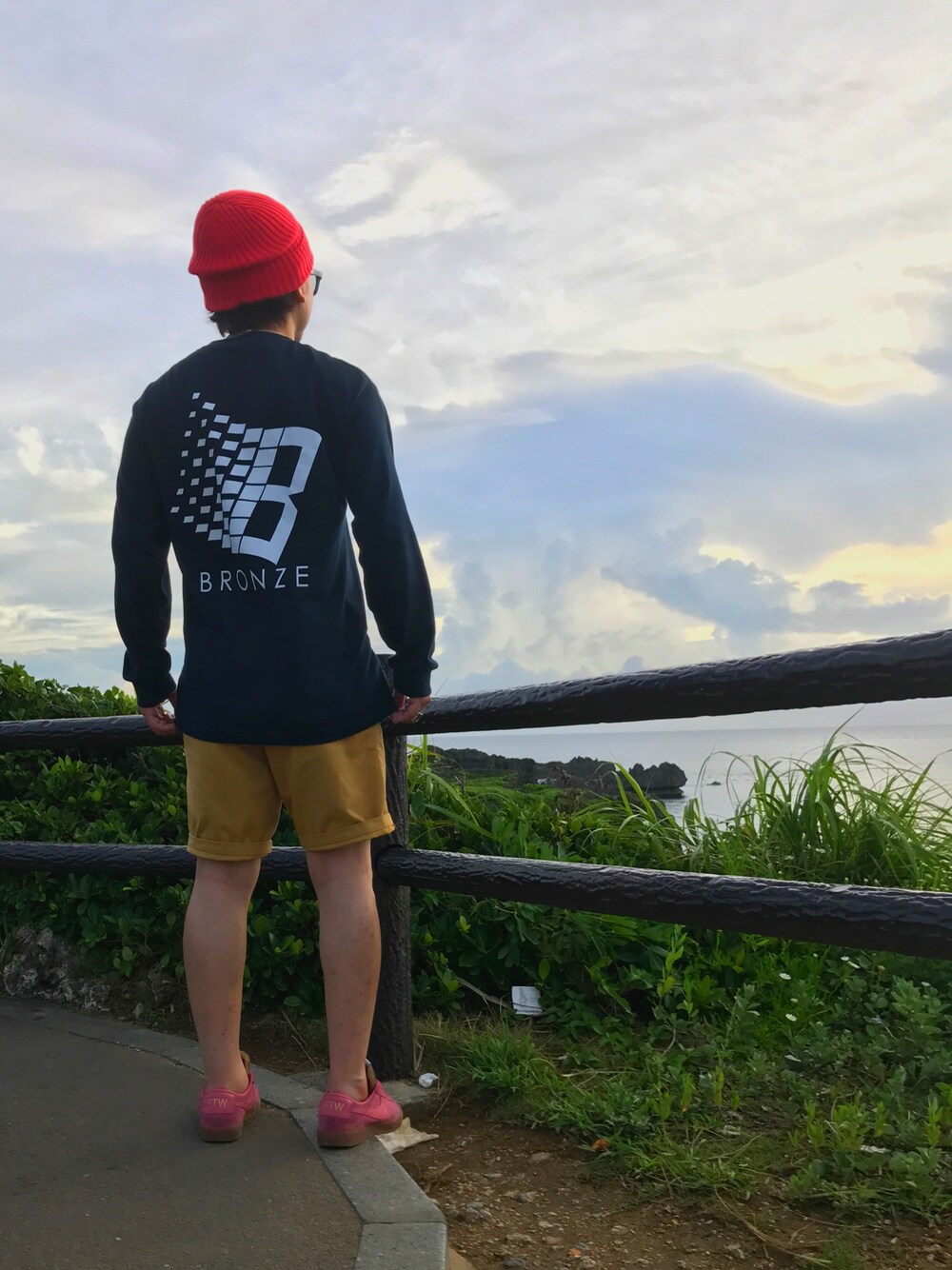 「supreme、シュプリーム、BRONZE 56K、bronze、ブロンズ、夏コーデ、ロンT、シンプルスタイル」｜「Supreme のアイテム（ニットキャップ/ビーニー、レッド系）」を使った、食パンヘアさん（メンズ・166cm）の夏コーディネートの1枚目の写真