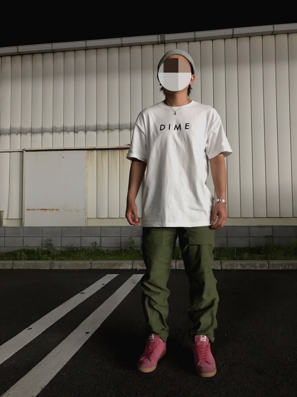 「夏、シンプル、白Tシャツ、supreme、シュプリーム、Dime、クロムハーツ、Chrome Hearts」｜「Supreme のアイテム（ニットキャップ/ビーニー、グレー系）」を使った、食パンヘアさん（メンズ・166cm）の夏コーディネートの1枚目の写真