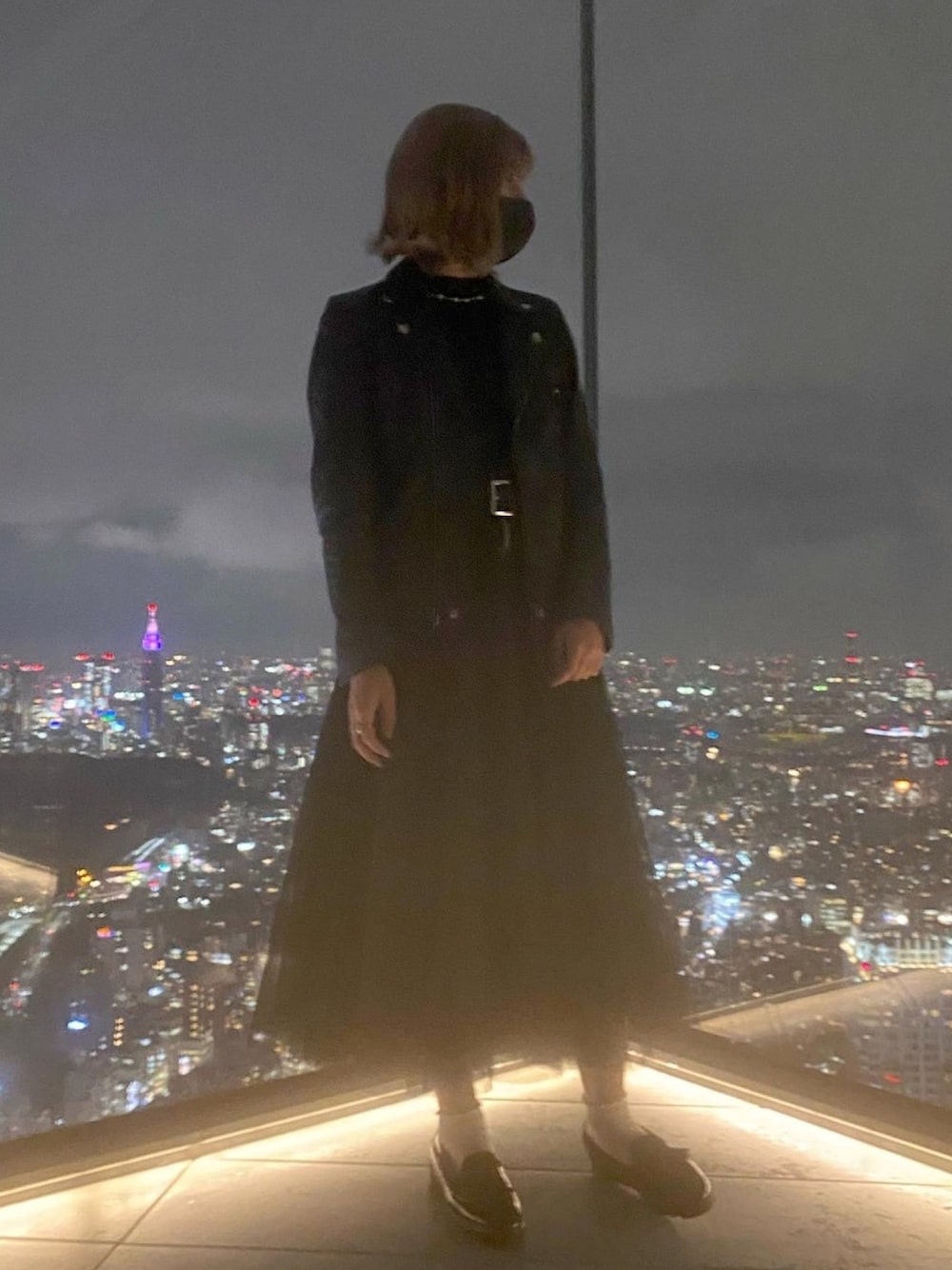 「渋谷スカイ、ブラックコーデ、レザージャケット、スカート、デート」｜「jouetieのドッキングミディスカート（スカート、ブラック系）」を使った、‪‪❤︎‬ reina ‪‪❤︎‬さん（レディース・159cm）の秋コーディネートの1枚目の写真