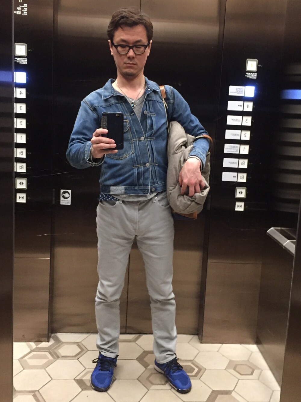 「ドラフトリーバイス、levi's 1st jacket、レプリカ、カスタム、寒い、言うから、厚着したら、暑いわ」｜「Levi'sのアイテム（デニムジャケット、ブルー系）」を使った、AoyamaSatoshiさん（メンズ・176cm）の冬コーディネートの1枚目の写真