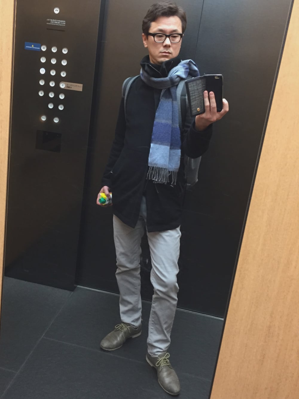 「COMME CA MEN、alfredoBANNISTER、artisan、タートルネックニット、着てるけど、わかりにくい、マフラー、上から」｜「COMME CA MENのアイテム（ジャケット/アウター、ブラック系）」を使った、AoyamaSatoshiさん（メンズ・176cm）の春コーディネートの1枚目の写真