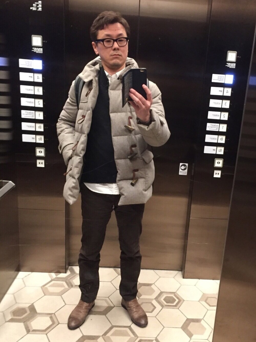「COMME CA DU MODE、COMME CA MEN、alfredoBANNISTER、大名古屋ビルヂング、コーデュロイパンツ、コール天パンツ」｜「COMME CA MENのアイテム（ダウンジャケット/コート、グレー系）」を使った、AoyamaSatoshiさん（メンズ・176cm）の冬コーディネートの1枚目の写真