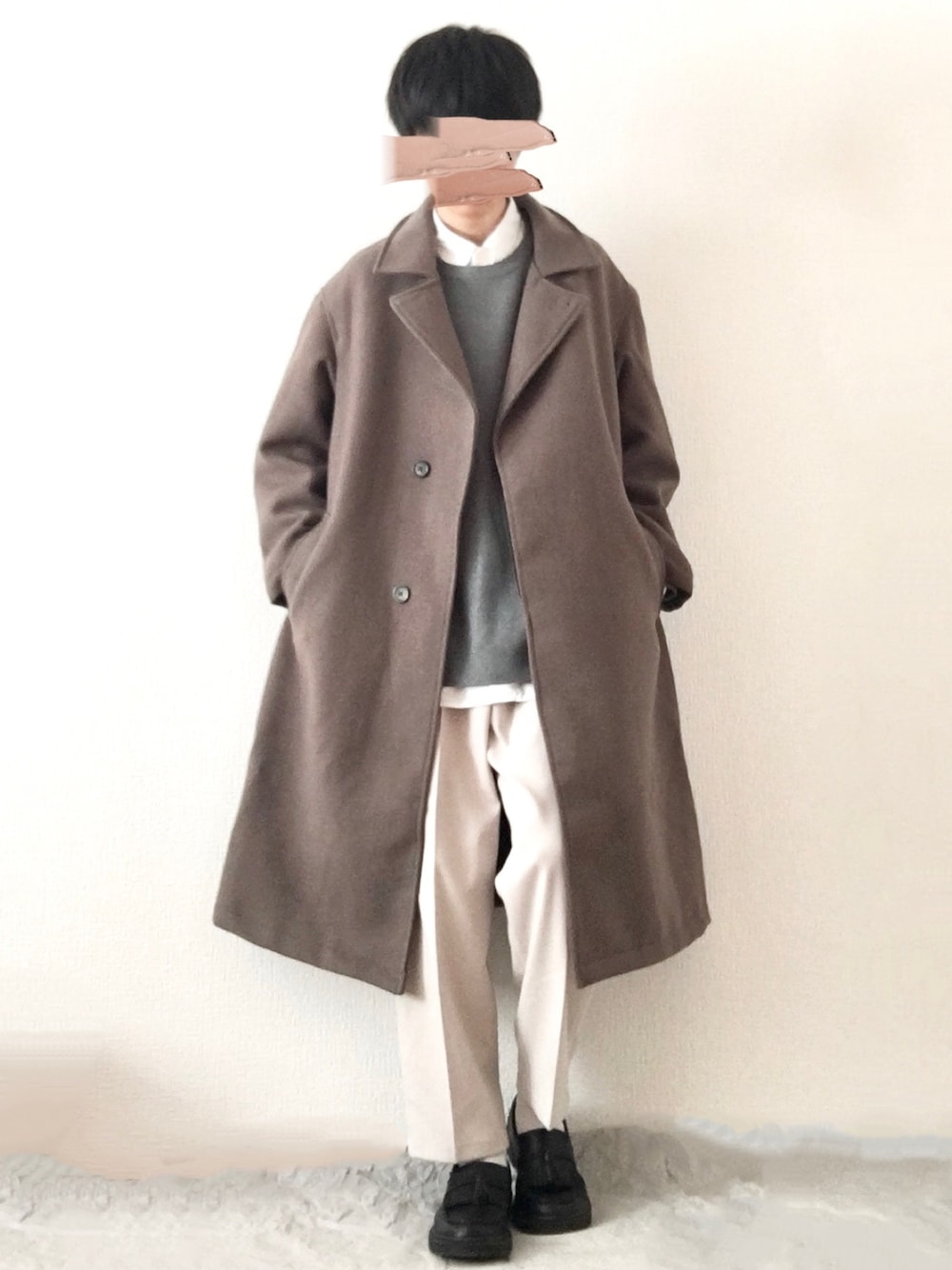「おしゃれさんと繋がりたい、プチプラ、冬コーデ、チェスターコート、GU、白パンツ、ローファー、ニット、カジュアルコーデ、きれいめカジュアル」｜「EMMA CLOTHESのオーバーサイズ ビーバーメルトン ロングチェスターコート2020AW(EMMA CLOTHES)（チェスターコート、グレー系）」を使った、　たかさん（メンズ・172cm）の秋コーディネートの1枚目の写真