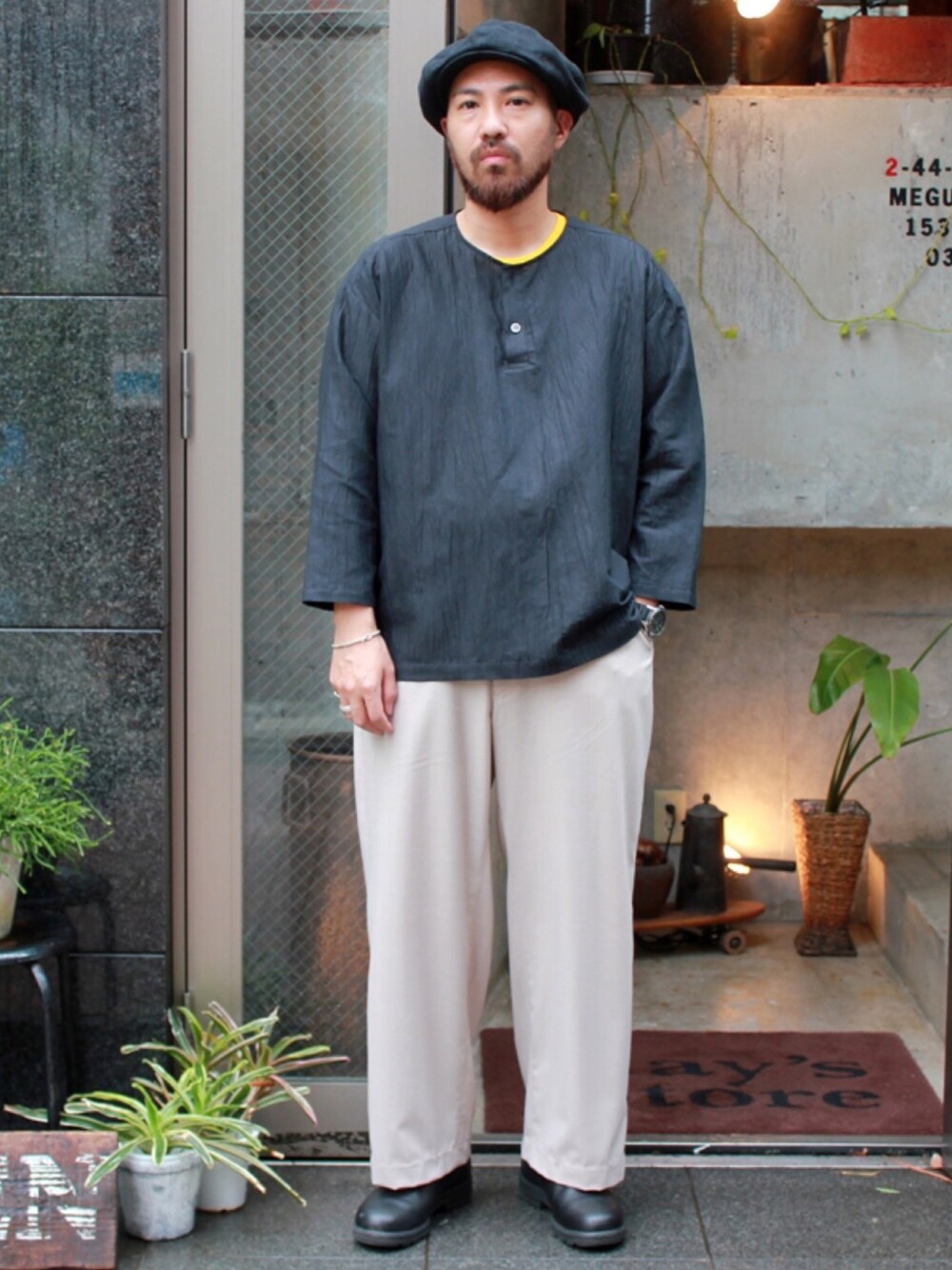 「ラカル、racal、bukht、ブフト、blundstone、ブランドストーン、MANUAL ALPHABET、マニュアルアルファベット、雨の日コーデ、ワイドパンツ」｜「RACALの8 Panel Beret Casket / 8パネル ベレー キャスケット（キャスケット、ブラック系）」を使った、Ray's Store レイズストアさん（メンズ・173cm）の春コーディネートの1枚目の写真