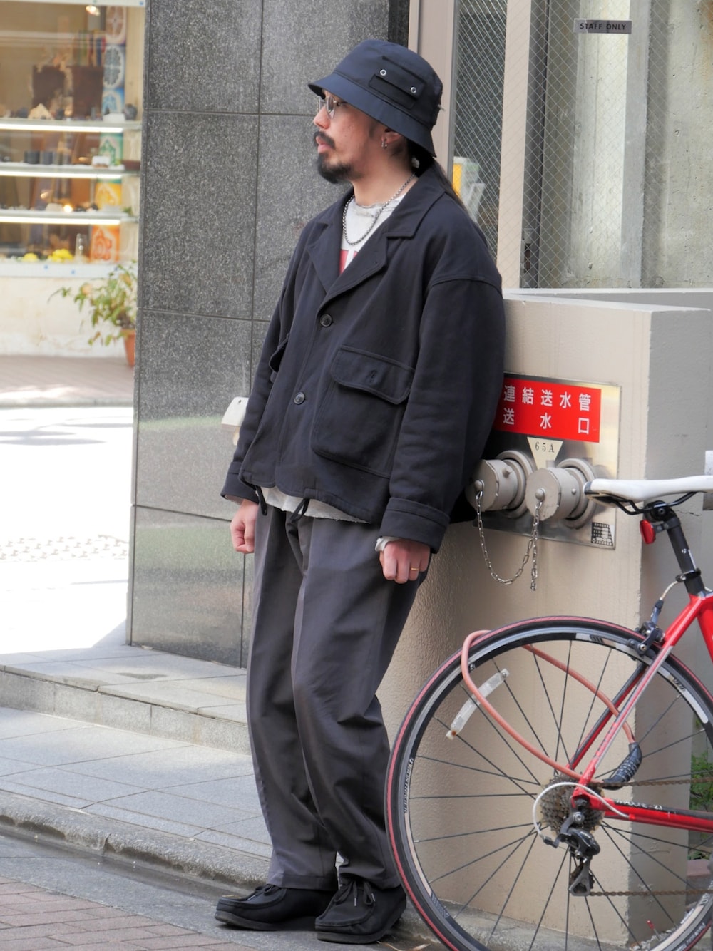 ブラック系のハットを着用したメンズの春コーディネートの1枚目の写真