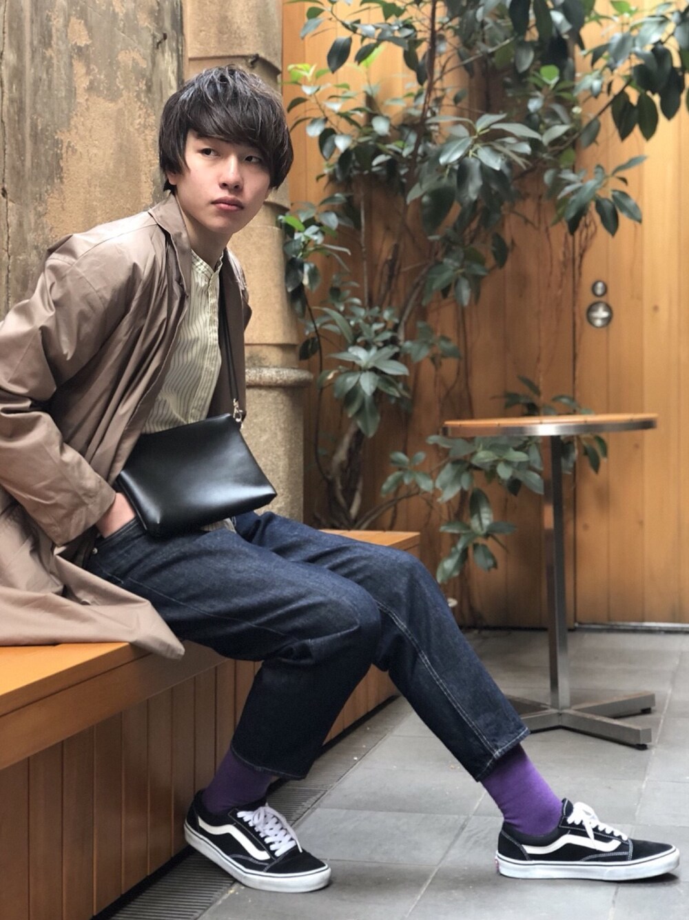 「カジュアルコーデ、SENSEOFPLACE、センスオブプレイス、SENSE OF PLACE by URBAN RESEAR、おしゃれさんと繋がりたい、春コーデ、スタンドカラー、デニム、サコッシュ、チェスターコート」｜「SENSE OF PLACE by URBAN RESEARCHのダブルチェスターコート（その他アウター、ベージュ系）」を使った、すぬさんさん（メンズ・183cm）の冬コーディネートの1枚目の写真