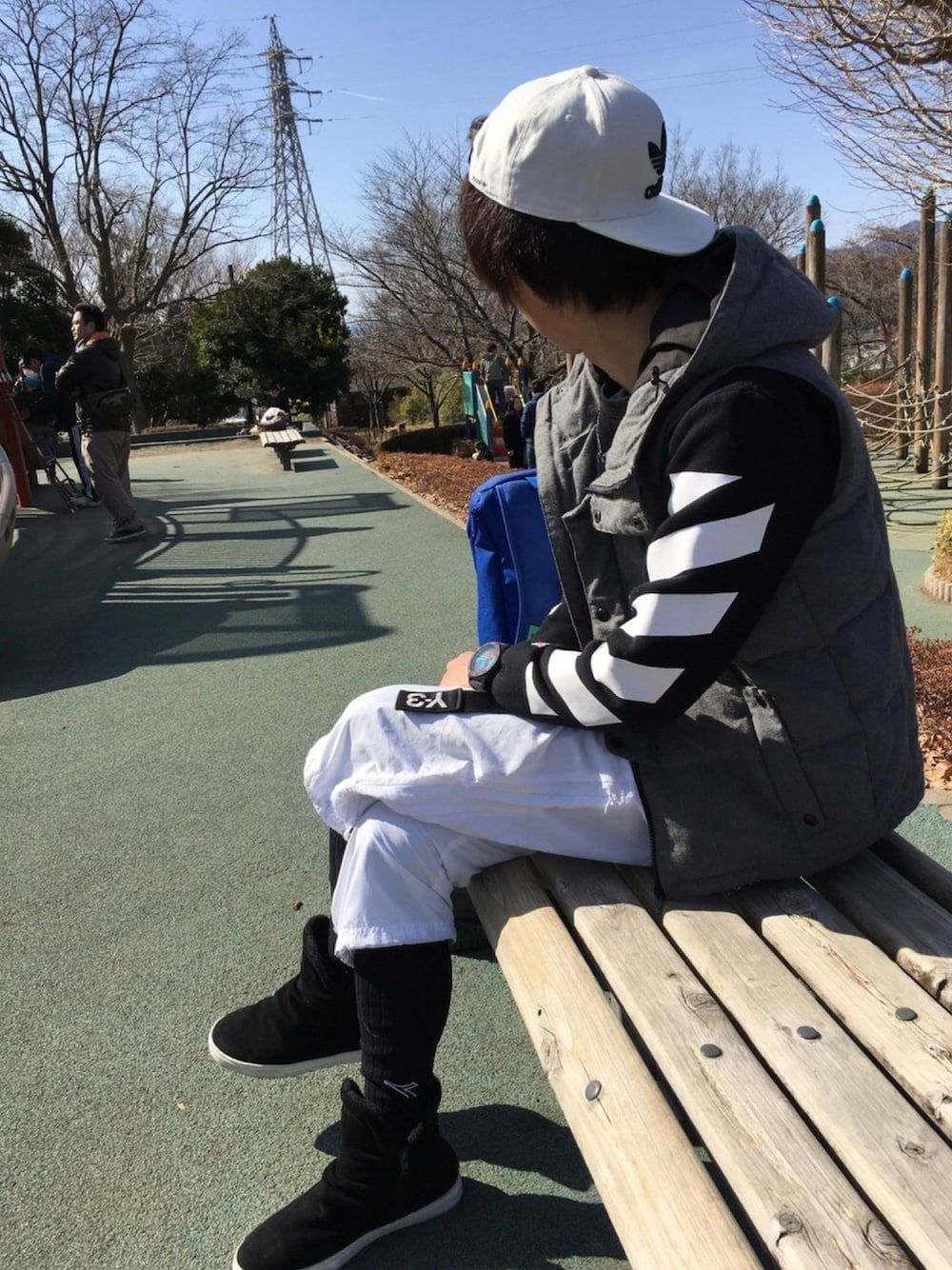 「公園、こどもとお出かけ、春コーデ、モード、ストリート、モノトーン、adidas、ゆるパンツ、オフホワイト、Y-3」｜「adidasのオリジナルス　キャップ[AC CAP TREFOIL FLAT]（キャップ、ホワイト系）」を使った、39takulowさん（メンズ・176cm）の冬コーディネートの1枚目の写真