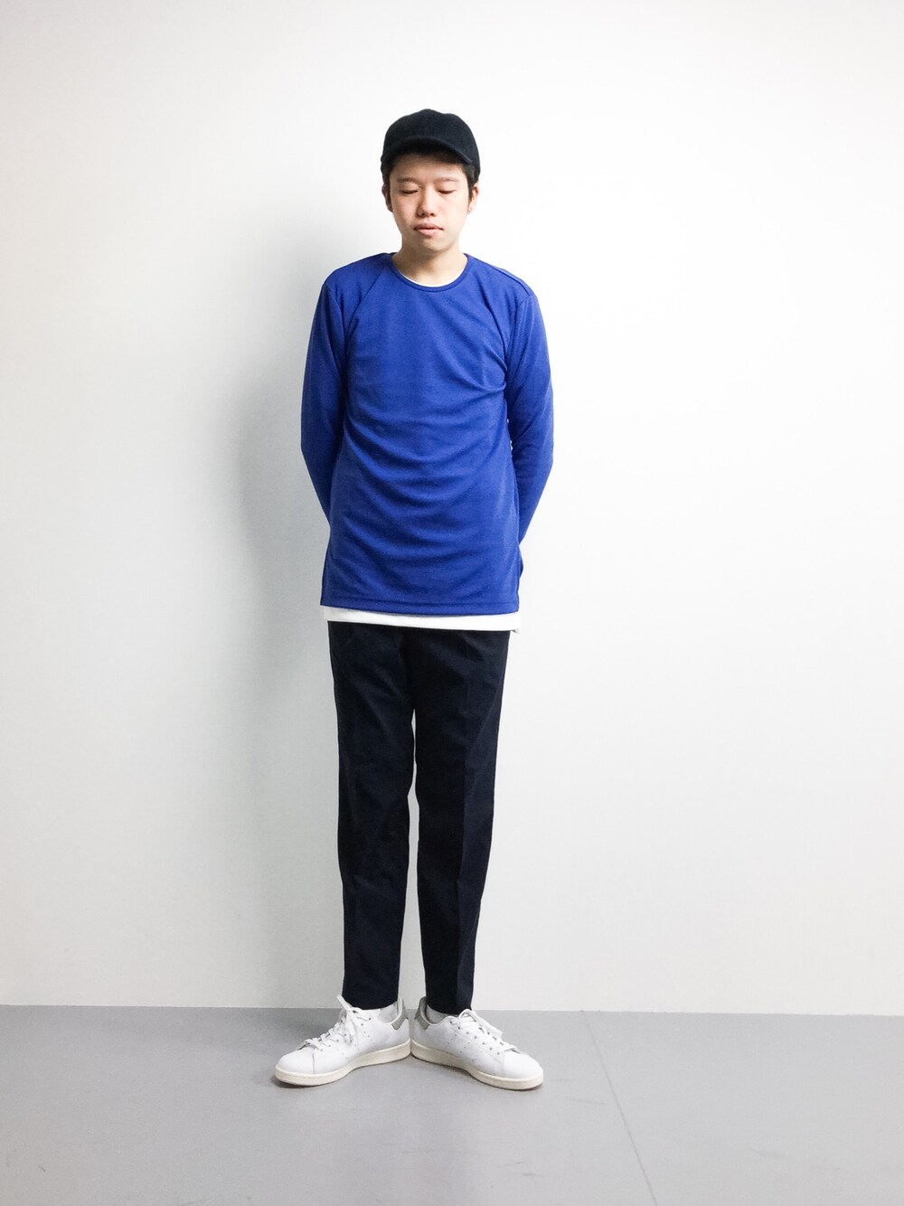 ブルー系のTシャツ/カットソー、ブルー系のスラックス、ホワイト系のスニーカーを着用したメンズの冬コーディネートの1枚目の写真