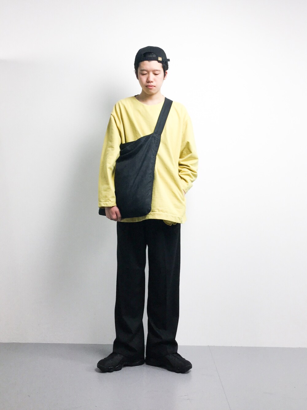 イエロー系のスウェット、ブラック系のその他パンツ、ブラック系のショルダーバッグを着用したメンズの冬コーディネートの1枚目の写真
