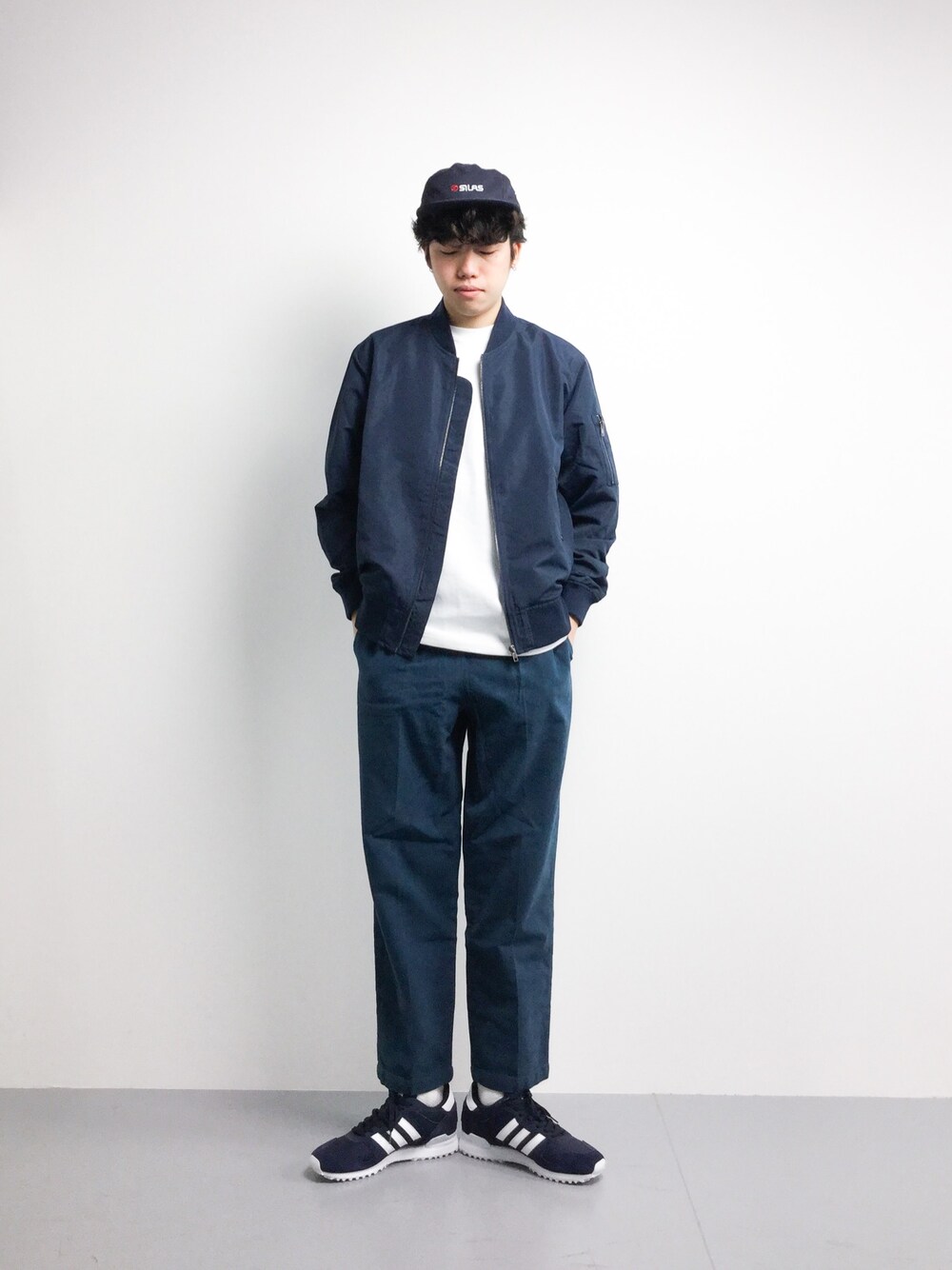 ブルー系のMA-1、ブルー系のその他パンツ、ブルー系のスニーカーを着用したメンズの冬コーディネートの1枚目の写真