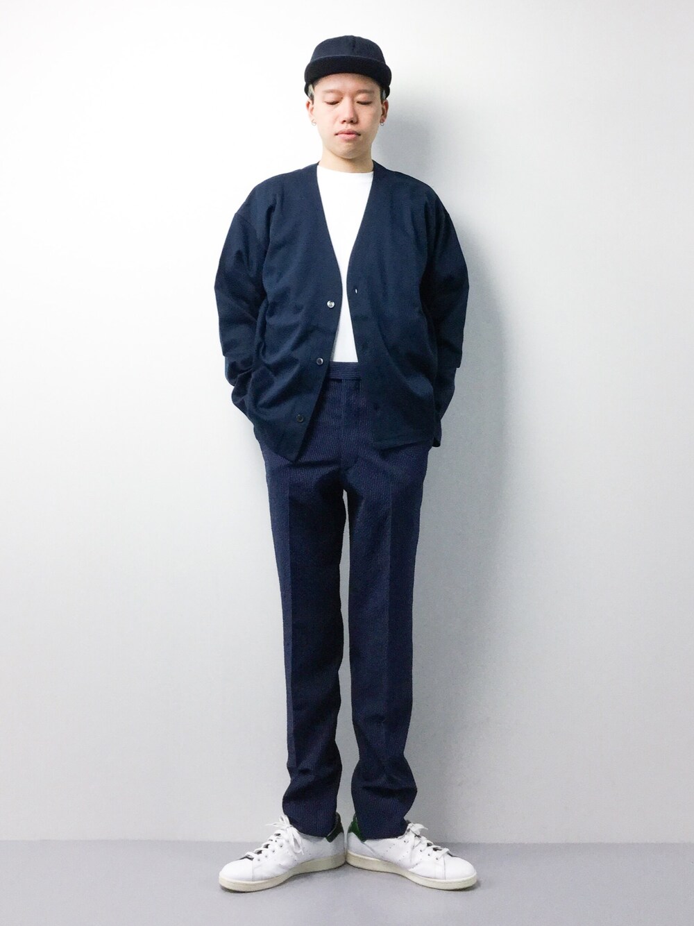 ホワイト系のTシャツ/カットソー、ブルー系のカーディガン/ボレロ、ブルー系のスラックスを着用したメンズの春コーディネートの1枚目の写真