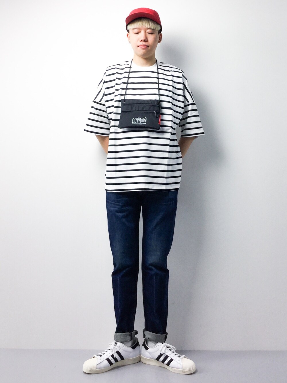 ホワイト系のTシャツ/カットソー、ブルー系のデニムパンツ、ブラック系のショルダーバッグを着用したメンズの春コーディネートの1枚目の写真